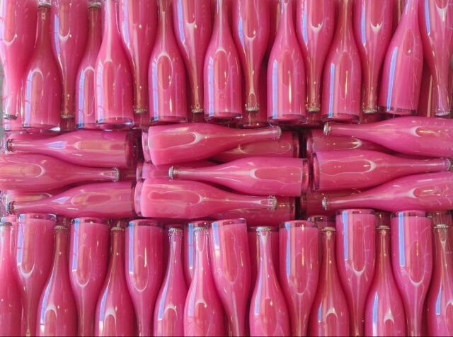 Retour sur notre mise de Pet Nat Rosé 🍷🤩🍇 

Back on our bottling of Pet Nat Rosé 🍷🤩🍇 

#pierresdevin #châteaudubernat #rosé #vinrosé #petnat #sparklingwine #sparkling #vinnaturel #petillant #naturalwine #winelover #wine #wineland #nofilter #winemaker #winery